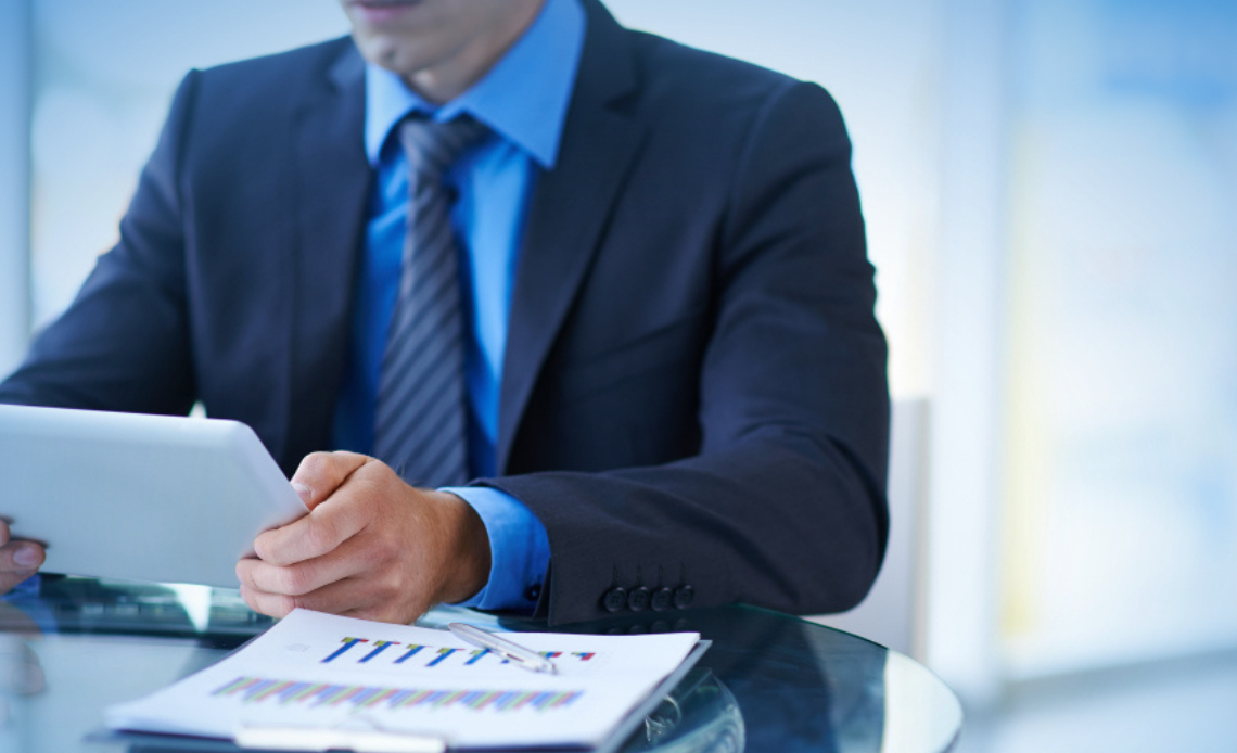 Homme DRH entrain d'effectuer un audit RH SIRH