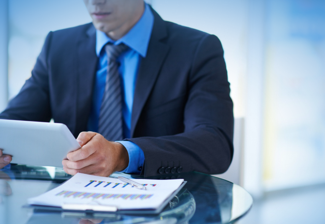 Homme DRH entrain d'effectuer un audit RH SIRH